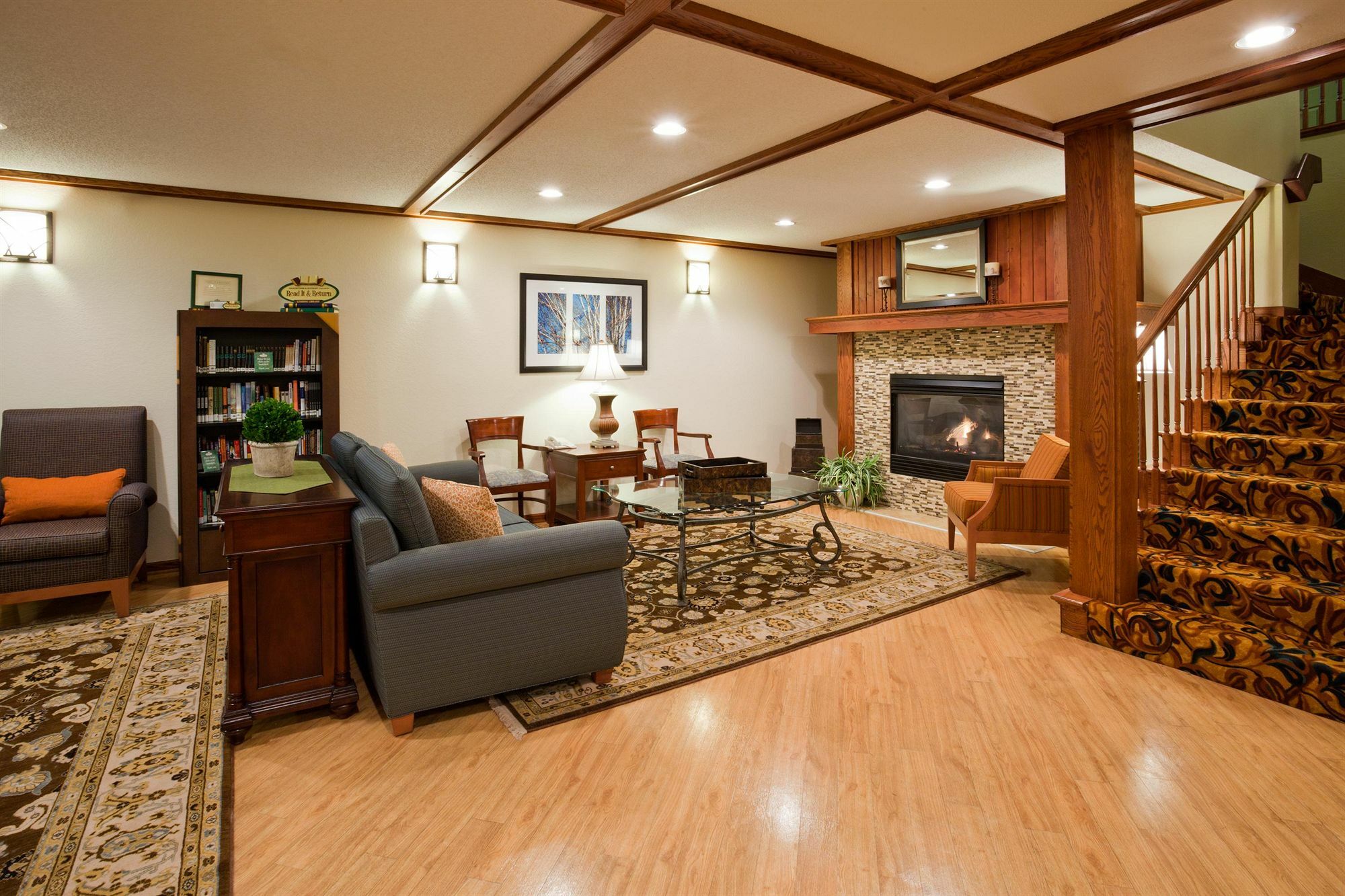 Country & By Radisson, Pella, Ia