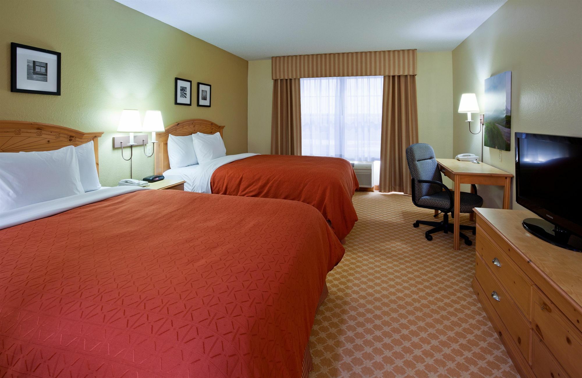 Country & By Radisson, Pella, Ia